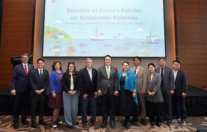 왼쪽부터 닉 베기치 의원, 최현호 국제협력정책관, 셀레스트 멀로이 의원, 사라 엘프레스 의원, 브루스 웨스터만 위원장, 강도형 해양수산부장관, 해리엇 헤이그만 소위원장, 임태훈 어업정책과장, 김정례 사무관, 홍래형 수산정책실장, 강동양 원양산업과장. (사진=해양수산부 제공) *재판매 및 DB 금지