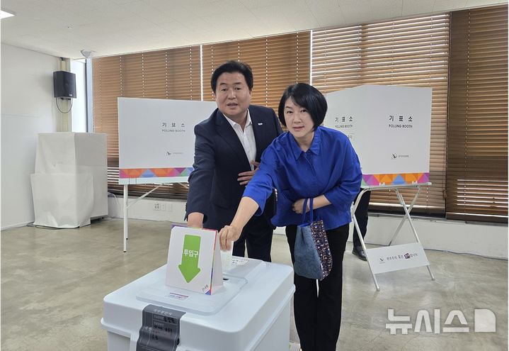 [시흥=뉴시스] 임병택 시흥시장이 배우자와 함께 29일 거북섬동 행정복지센터에 마련된 사전 투표소에서 투표를 했다.*재판매 및 DB 금지