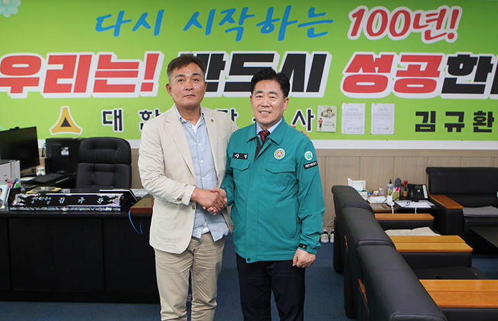 대한석탄공사 김규환 사장과 공사 노동조합 김기준 위원장은 지난 28일 원주 본사에서 “상호 이해와 지속 가능한 협력”을 위한 합의를 이뤘다고 밝히고 있다.(사진=석탄공사 제공) *재판매 및 DB 금지