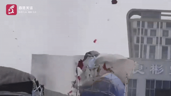 [뉴시스] 27일(현지 시각) 중국 산둥성 농산물 시장의 노점이 갑작스러운 토네이도로 인해 날아가고 있다. (사진=백성관주(百姓关注)) 2025.05.28. *재판매 및 DB 금지