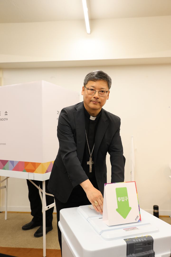 [서울=뉴시스] 제21대 대통령 선거 사전투표 첫날인 29일 오후 서울 중구 명동주민센터에서 투표하는 천주교 서울대교구장 정순택 대주교 (사진=천주교 서울대교구 제공) 2025.05.29. photo@newsis.com *재판매 및 DB 금지