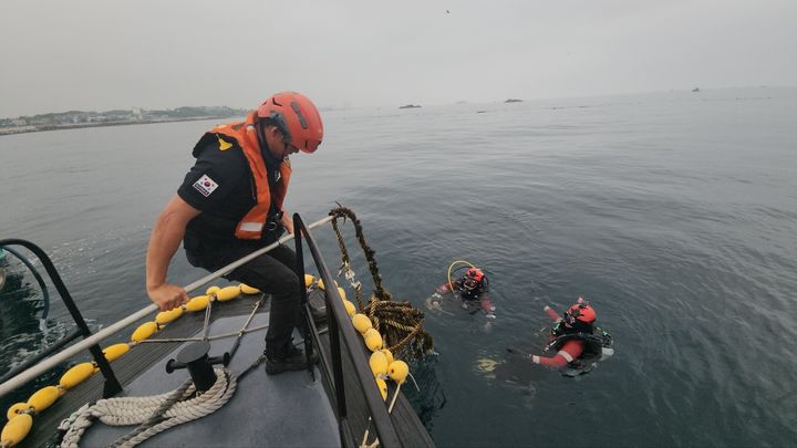 [속초=뉴시스] 29일 속초해양경찰서 구조대원이 스크류에 부유물이 감겨 운행이 불가한 선박을 구조하고 있다..(사진=속초해경 제공)photo@newsis.com *재판매 및 DB 금지