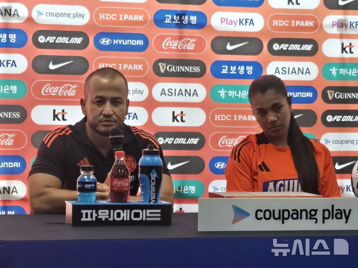 [인천=뉴시스] 하근수 기자= 콜롬비아 여자 축구 국가대표팀의 안헬로 마르실리아 감독(왼쪽), 다니엘라 아리아스. 2025. 05. 29. hatriker22@newsis.com