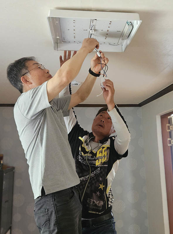 정선군 정선읍 지역사회보장협의체는 지난 28일, 거동이 불편한 취약계층가구를 대상으로 형광등 무선리모컨 및 센서등 설치사업을 진행하고 있다.(사진=정선군 제공) *재판매 및 DB 금지