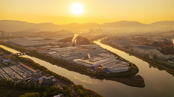 [창원=뉴시스] 강경국 기자 = 2025 창원특례시 드론 영상 및 사진 공모전에서 드론 사진 분야 최우수상을 수상한 '창원공단의 아침'. (사진=창원시청 제공). 2025.05.29. photo@newsis.com *재판매 및 DB 금지