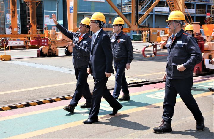 [서울=뉴시스]조태열 외교부 장관이 29일 한화오션 거제 사업장을 방문해 미국 해군 7함대 급유함 유콘함에 대한 유지보수(MRO) 작업 현장 등을 둘러봤다. (사진=외교부 제공) 2025.05.29. *재판매 및 DB 금지
