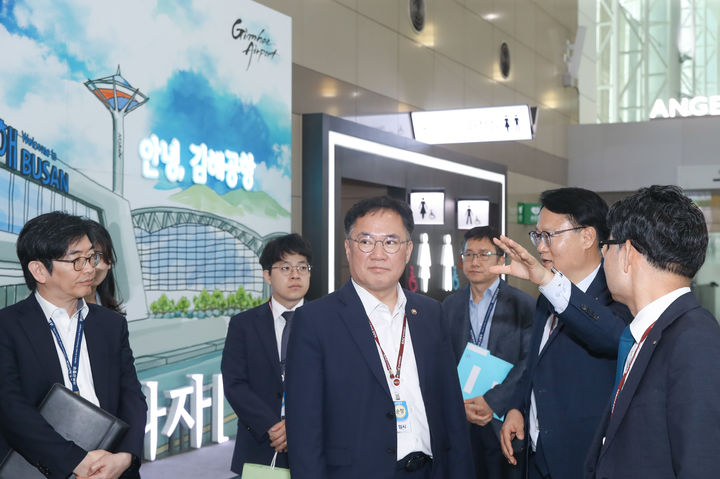 [서울=뉴시스] 백원국 국토교통부 2차관이 29일 APEC 정상회의를 앞두고 김해공항 현장 상황을 점검하고 있다. (사진=국토부 제공) 2025.05.29. photo@newsis.com *재판매 및 DB 금지