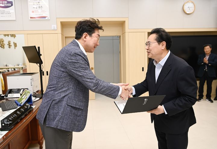 [원주=뉴시스] 만두축제 총감독 위촉장 수여식. (사진=원주시 제공) 2025.05.29. photo@newsis.com *재판매 및 DB 금지