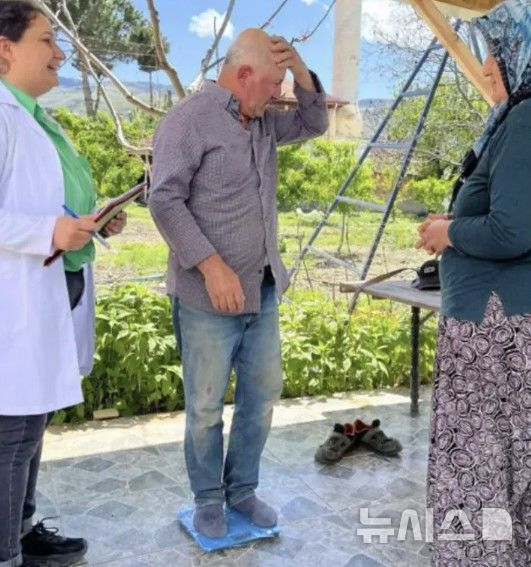  [뉴시스] 시민들이 몸무게의 측정을 위해서 체중계에 올라가도록 안내받는 모습이다. (사진=폭스뉴스) 2025.5.29.&nbsp;&nbsp;&nbsp; 