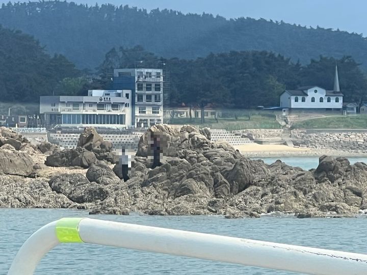 [태안=뉴시스] 29일 오후 2시49분께 태안군 소원면 의항리 천리포 닭섬에서 고립됐다고 신고한 관광객이 해경의 구조를 기다리고 있다. (사진=태안해양경찰서 제공) 2025.05.29. photo@newsis.com&nbsp; *재판매 및 DB 금지