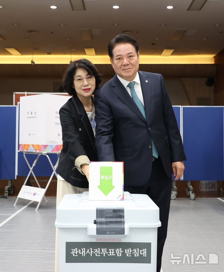 [안양=뉴시스] 최대호 안양시장(사진 오른쪽)이 29일 배우자와 함께 사전투표를 하고 있다. *재판매 및 DB 금지 