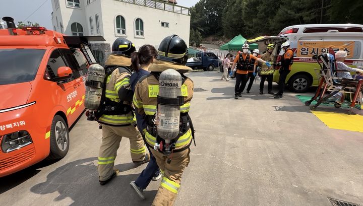 [대구=뉴시스] 대구강북소방서는 29일 북구 서변동 실로암요양원에서 실전형 화재대피훈련을 실시했다. (사진=대구강북소방서 제공) 2025.05.29. photo@newsis.com *재판매 및 DB 금지