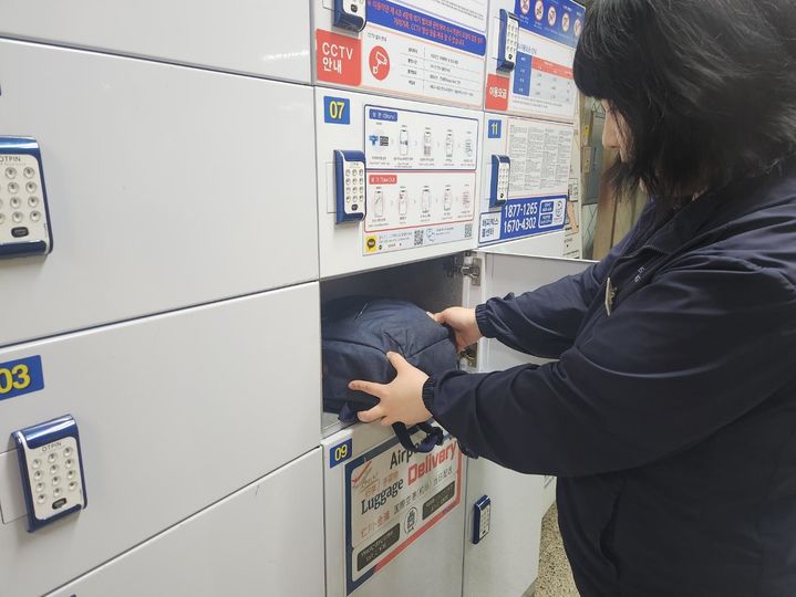 [서울=뉴시스] 유실물 보관 중인 직원. 2025.05.30. (사진=서울교통공사 제공) *재판매 및 DB 금지