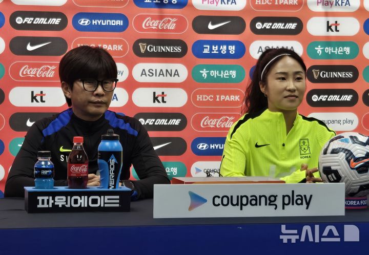 [인천=뉴시스] 하근수 기자= 한국 여자 축구 국가대표팀의 신상우 감독, 주장 이영주. 2025. 05. 29. hatriker22@newsis.com 