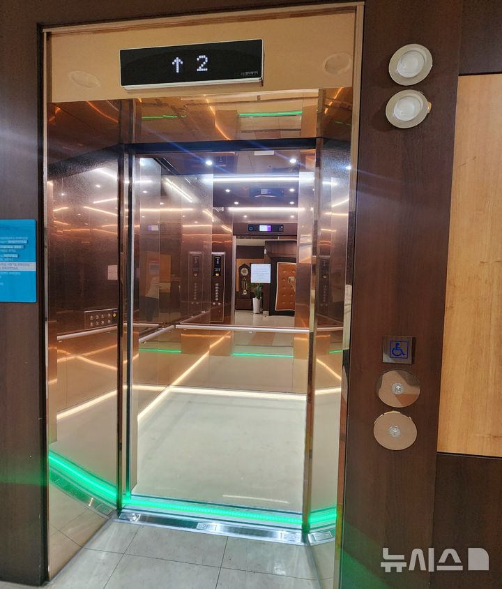 [군포=뉴시스] 승강기가 교체된 대야도서관. (사진=군포시 제공). *재판매 및 DB 금지