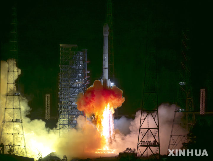 [시창위성발사센터=신화/뉴시스] 중국이 29일 자국 최초의 소행성 탐사선 ‘톈원(天问) 2호’를 성공적으로 발사하며 본격적인 심우주 탐사에 나섰다. 사진은 쓰촨성 시창위성발사센터에서 톈원 2호가 발사 로켓에 실려 하늘에 올라가는 모습. 2025.05.29 