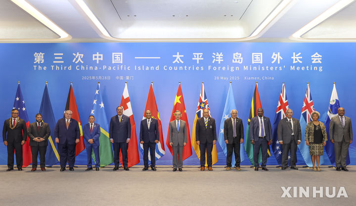 [샤먼=신화/뉴시스] 28일 중국 푸젠성 샤먼에서 제3차 중·태평양도서국 외무장관 회담이 열린 가운데 장관들이 단체 사진을 촬영하고 있다. 2025.05.29 