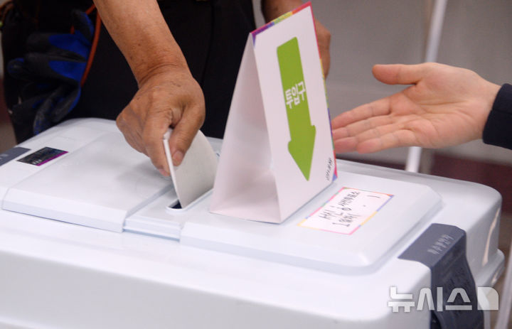 [전주=뉴시스] 김얼 기자 = 제21대 대통령선거 사전투표 첫날인 29일 전북 전주시 완산구 서신동주민센터 사전투표소를 찾은 시민들이 투표를 하고 있다. 2025.05.29. pmkeul@newsis.com