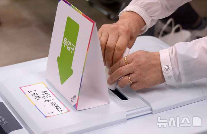 [전주=뉴시스] 김얼 기자 = 제21대 대통령선거 사전투표 첫날인 29일 전북 전주시 완산구 서신동주민센터 사전투표소를 찾은 시민들이 투표를 하고 있다. 2025.05.29. pmkeul@newsis.com