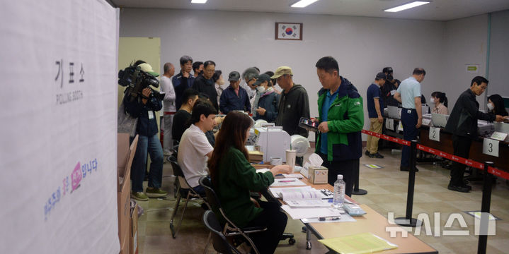 [전주=뉴시스] 김얼 기자 = 제21대 대통령 선거 사전투표 첫날인 29일 전북 전주시 완산구 서신동주민센터 사전투표소를 찾은 시민들이 사전투표를 하기 위해 줄지어 서 있다. 2025.05.29. pmkeul@newsis.com