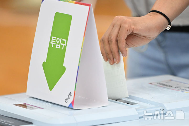 [광주=뉴시스] 이영주 기자 = 제21대 대선 사전투표 첫날인 29일 오전 광주 동구 지원2동 행정복지센터에 마련된 사전투표소에서 한 유권자가 투표 용지를 투표함에 넣고 있다.&nbsp; 2025.05.29. leeyj2578@newsis.com