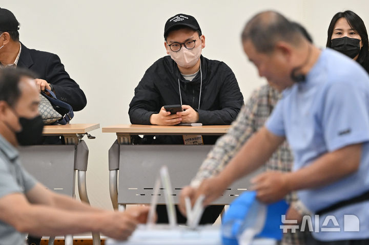 [광주=뉴시스] 이영주 기자 = 제21대 대통령 선거 사전투표 첫날인 29일 오전 광주 동구 지원2동 행정복지센터에 마련된 사전투표소에서 사전투표 참관인이 투표 장면을 주시하고 있다. 2025.05.29. leeyj2578@newsis.com