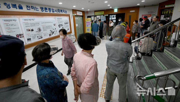 [광주=뉴시스] 김혜인 기자 = 제21대 대선 사전투표 첫날인 29일 오전 광주 서구 쌍촌동 쌍촌종합사회복지관에 위치한 상무2동 사전투표소에서 시민들이 투표 시작 전부터 대기하고 있다. 2025.05.29. hyein0342@newsis.com