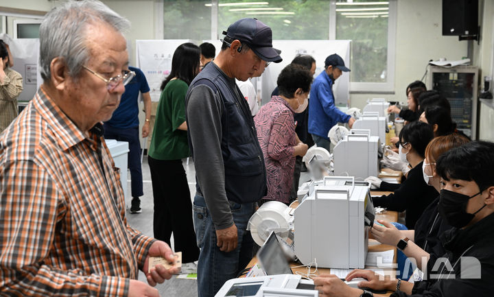 [광주=뉴시스] 김혜인 기자 = 제21대 대선 사전투표 첫날인 29일 오전 광주 서구 쌍촌동 쌍촌종합사회복지관에 위치한 상무2동 사전투표소에서 시민들이 투표 전 신분 확인 절차를 거치고 있다. 2025.05.29. hyein0342@newsis.com