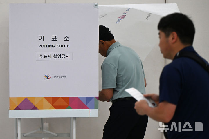 [광주=뉴시스] 박기웅 기자 = 제21대 대통령선거 사전투표 첫날인 29일 오전 광주 북구 전남대학교 컨벤션홀 '용봉동사전투표소'에서 유권자가 기표소에 들어서고 있다. 2025.05.29. pboxer@newsis.com