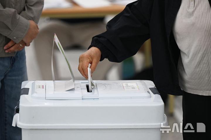 [광주=뉴시스] 박기웅 기자 = 제21대 대통령 선거 사전투표 첫날인 29일 오전 광주 북구 전남대학교 컨벤션홀 '용봉동사전투표소'에서 한 유권자가 투표함에 투표용지를 넣고 있다. 2025.05.29. pboxer@newsis.com