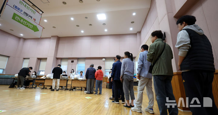 [서울=뉴시스] 추상철 기자 = 제21대 대통령선거 사전투표 첫날인 29일 오전 서울 종로구 무악동 주민센터에 마련된 사전투표소에서 유권자들이 길게 줄지어 서 있다. 2025.05.29. scchoo@newsis.com