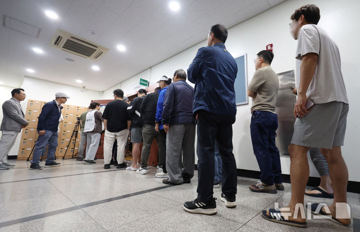 [서울=뉴시스] 추상철 기자 = 제21대 대통령선거 사전투표 첫날인 29일 오전 서울 종로구 무악동 주민센터에 마련된 사전투표소에서 유권자들이 길게 줄지어 서 있다. 2025.05.29. scchoo@newsis.com