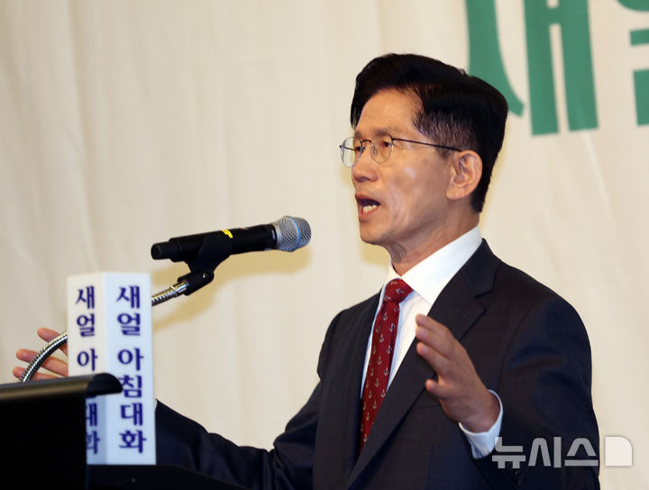 [인천=뉴시스] 전진환 기자 = 김문수 국민의힘 대선 후보가 29일 오전 인천시 연수구 쉐라톤 그랜드 인천호텔에서 열린 '제21대 대선후보 초청 새얼아침대화 강연회'에서 강연하고 있다. 2025.05.29. amin2@newsis.com