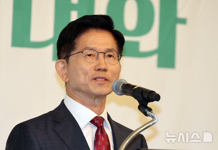 [인천=뉴시스] 전진환 기자 = 김문수 국민의힘 대선 후보가 29일 오전 인천시 연수구 쉐라톤 그랜드 인천호텔에서 열린 '제21대 대선후보 초청 새얼아침대화 강연회'에서 강연하고 있다.  2025.05.29.  amin2@newsis.com