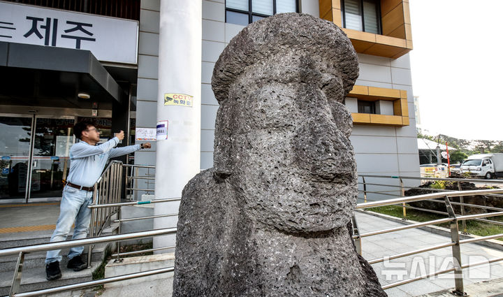 [서귀포=뉴시스] 우장호 기자 = 제21대 대통령선거 사전투표 첫날인 29일 오전 제주 서귀포시 중문동 주민센터 사전투표소를 찾은 시민이 소중한 권리를 행사한 후 인증사진을 찍고 있다. 2025.05.29. woo1223@newsis.com