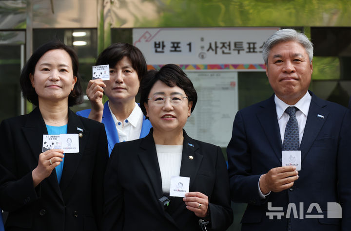 [서울=뉴시스] 고승민 기자 = 제21대 대통령선거 사전투표가 시작된 29일 서울 반포1동 사전투표소에서 조국혁신당 김선민 대표 권한대행, 서왕진 원내대표 등 의원과 관계자들이 투표 인증을 하며 취재진 질문에 답하고 있다. 2025.05.29. kkssmm99@newsis.com