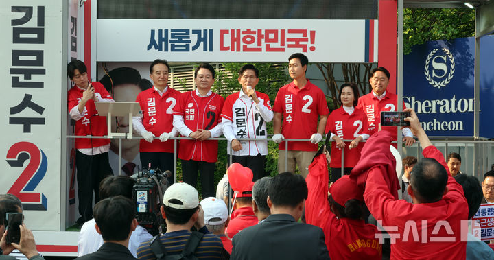 [인천=뉴시스] 전진환 기자 = 김문수 국민의힘 대선 후보가 29일 오전 인천시 연수구 송도 컨벤시아대로에서 출근길 시민들에게 지지를 호소하고 있다.&nbsp; 2025.05.29.&nbsp; amin2@newsis.com