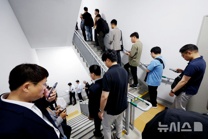 [서울=뉴시스] 김진아 기자 = 제21대 대통령선거 사전투표가 시간된 29일 서울 중구 을지누리센터에 마련된 사전투표소에서 유권자들이 줄을 서고 있다. 2025.05.29. bluesoda@newsis.com