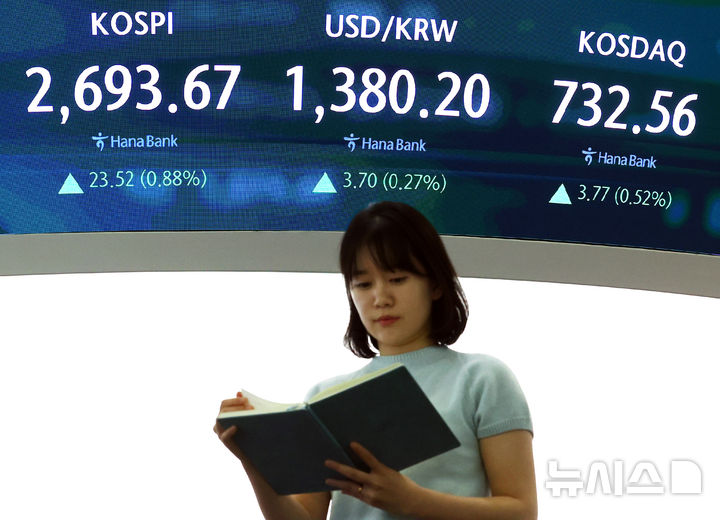 [서울=뉴시스] 박주성 기자 = 29일 오전 서울 중구 하나은행 딜링룸에서 딜러들이 업무를 하고 있다.이날 코스피는 전 거래일(2670.15)보다 20.91포인트(0.78%) 오른 2691.06에 개장했고 코스닥 지수는 전 거래일(728.79)보다 4.43포인트(0.61%) 상승한 733.22에 거래를 시작했다. 서울 외환시장에서 원·달러 환율은 전 거래일 주간거래 종가(1376.5원)보다 3.5원 오른 1380.0원에 출발했다. 2025.05.29. park7691@newsis.com
