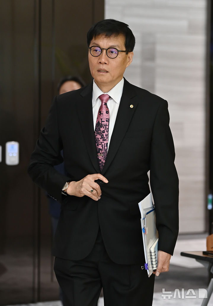 [서울=뉴시스] 사진공동취재단 = 이창용 한국은행 총재가 29일 서울 중구 한국은행에서 열린 금융통화위원회에 참석하고 있다. 2025.05.29. photo@newsis.com
