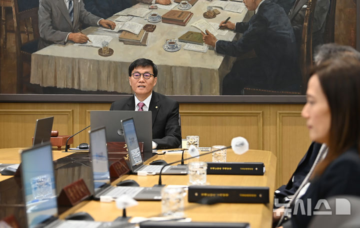 [서울=뉴시스] 사진공동취재단 = 이창용 한국은행 총재가 29일 서울 중구 한국은행에서 금융통화위원회를 주재하고 있다. 2025.05.29. photo@newsis.com