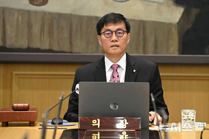 [서울=뉴시스] 사진공동취재단 = 이창용 한국은행 총재가 29일 서울 중구 한국은행에서 금융통화위원회를 주재하고 있다. 2025.05.29. photo@newsis.com