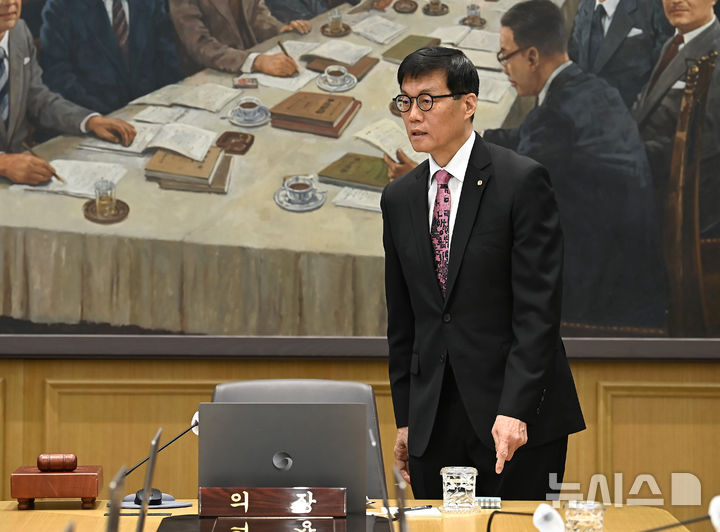 [서울=뉴시스] 사진공동취재단 = 이창용 한국은행 총재가 29일 서울 중구 한국은행에서 열린 금융통화위원회에 참석하고 있다. 2025.05.29. photo@newsis.com