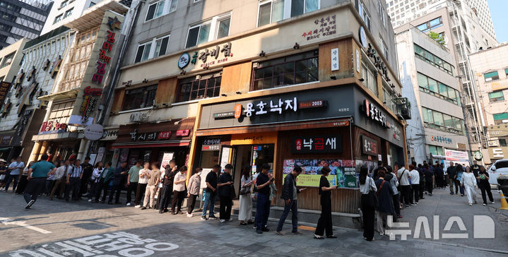 [서울=뉴시스] 이영환 기자 = 시민들이 제21대 대통령 선거 사전투표 첫날인 29일 오전 서울 중구 소공동주민센터에 마련된 사전투표소에서 투표를 하기 위해 대기하고 있다. 2025.05.29.&nbsp; 20hwan@newsis.com