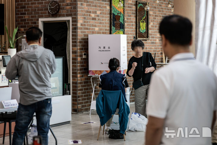 [서울=뉴시스] 정병혁 기자 = 제21대 대통령선거 사전투표 첫 날인 29일 서울 서초구 반포3동주민센터 내 카페에 설치된 사전투표소에서 유권자들이 투표를 하고 있다. 2025.05.29. jhope@newsis.com