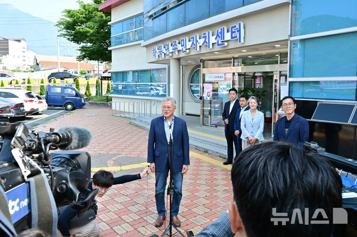 [양산=뉴시스] 차용현 기자 = 제21대 대통령 선거 사전투표일인 29일 오전 경남 양산시 하북면 주민자치센터에서 사전투표를 마친 문재인 전 대통령이 취재진의 질문에 답하고 있다. 2025.05.29.con@newsis.com