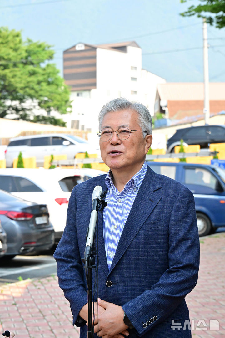 [양산=뉴시스] 차용현 기자 = 제21대 대통령 선거 사전투표일인 29일 오전 경남 양산시 하북면 주민자치센터에서 사전투표를 마친 문재인 전 대통령이 취재진의 질문에 답하고 있다. 2025.05.29.con@newsis.com