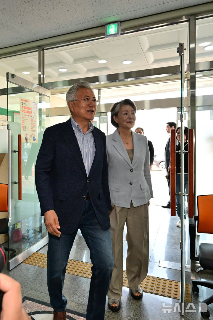 [양산=뉴시스] 차용현 기자 = 제21대 대통령 선거 사전투표일인 29일 오전 문재인 전 대통령과 김정숙 여사가 사전투표를 하기 위해 경남 양산시 하북면 주민자치센터에 들어서고 있다. 2025.05.29.con@newsis.com