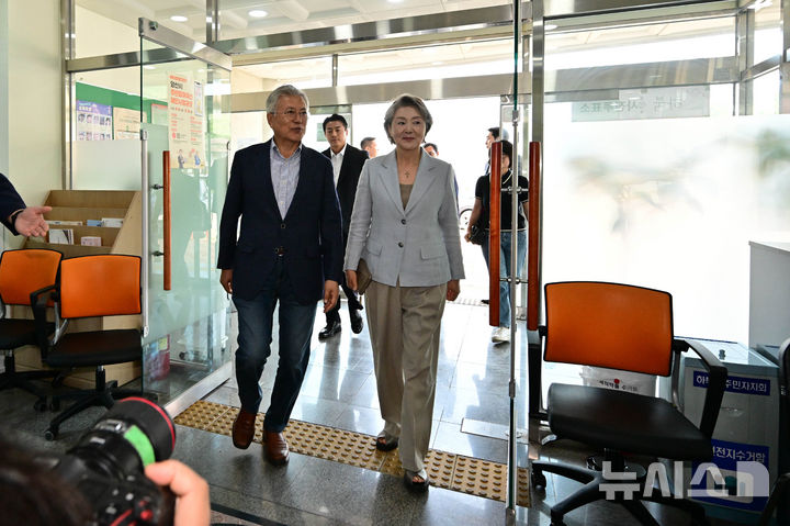 [양산=뉴시스] 차용현 기자 = 제21대 대통령 선거 사전투표일인 29일 오전 문재인 전 대통령과 김정숙 여사가 사전투표를 하기 위해 경남 양산시 하북면 주민자치센터에 들어서고 있다. 2025.05.29.con@newsis.com