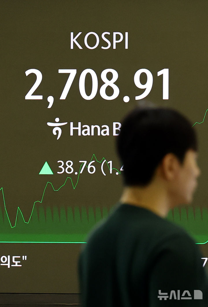 [서울=뉴시스] 박주성 기자 = 29일 코스피가 9개월 만에 장중 2700선을 돌파한 가운데&nbsp; 서울 중구 하나은행 딜링룸에서 딜러들이 업무를 하고 있다. 2025.05.29. park7691@newsis.com